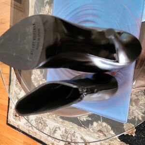 Stuart Weitzman made n Spain blk leather ankle boots. 7N with 3.25 in stiletto.